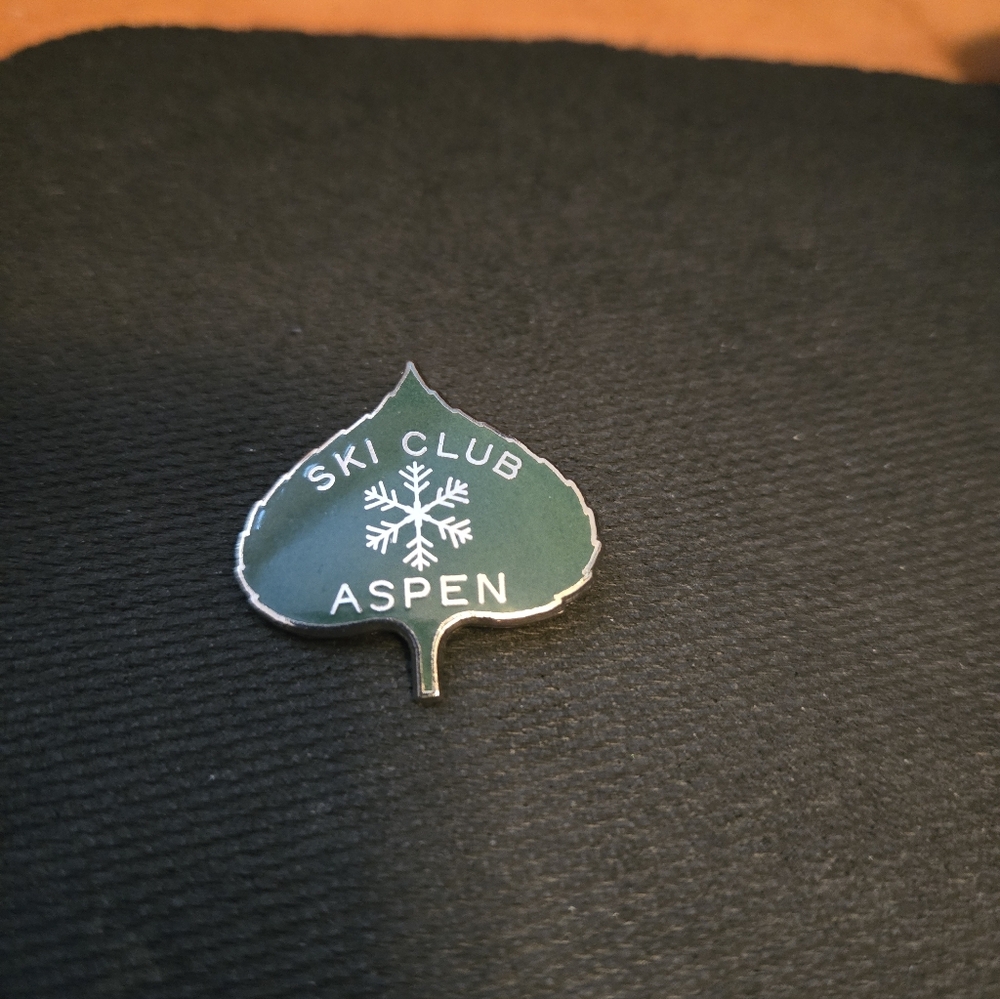 EARLY 1960s SKIING ASPEN SKI CLUB LEAF ENAMEL LAPEL PIN